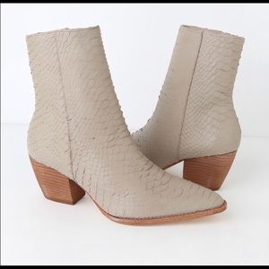 Matisse Caty Ivory Snake Boots- like new